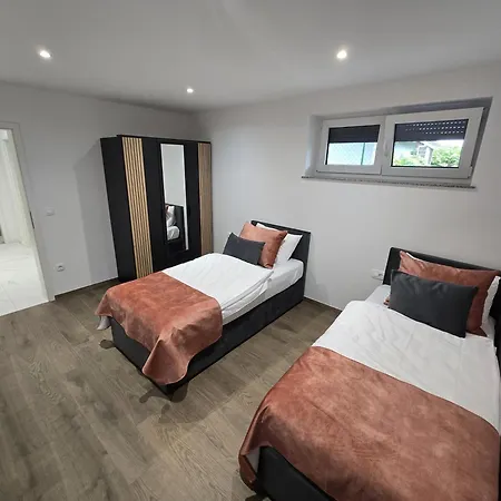 Golden Oasis Free Private Parking Apartment *