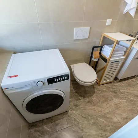 Golden Oasis Free Private Parking Apartment *